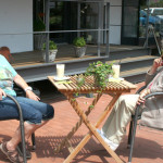 Sie können auch draußen unseren Kaffee genießen.